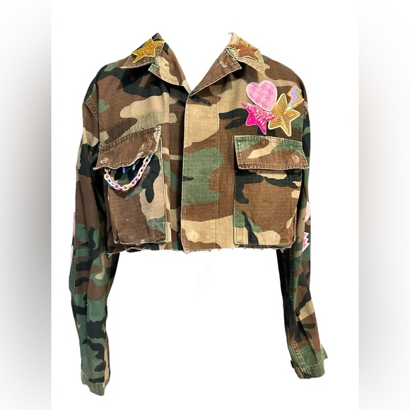 Upcycled Women's Woodland Fatigue Camo Cropped Jacket Top Valentine’s Patches - Picture 2 of 9